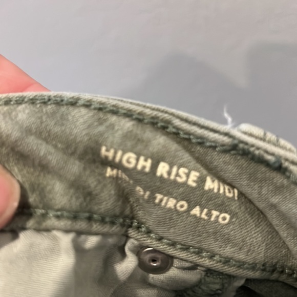 Universal Threads Green Shorts - Picture 4 of 5